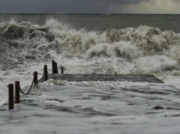 Мощный шторм бушует на Черном море в Одессе: фото, видео