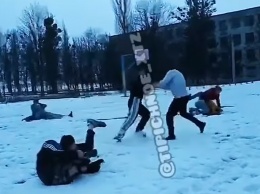 "Стенка на стенку": в Харькове произошла массовая драка между подростками (видео)