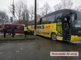 В Николаеве пассажирская маршрутка протаранила рейсовый автобус: есть пострадавшие