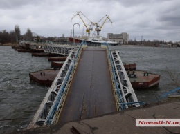 Непогода в Николаеве: ветер оторвал мост через Ингул и сдул мусор с городской свалки
