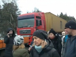 Главное за 24 февраля: силовики подняты по тревоге - Киев заблокирован, экстренное обращение Гончарука, пенсий не будет, удар по доллару, дикий ураган