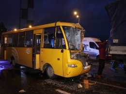 В Киеве произошло серьезное ДТП с участием маршрутки (видео)