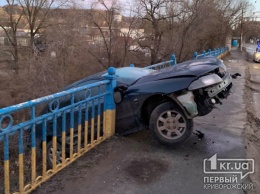 ДТП в Кривом Роге: легковушка чуть не рухнула с моста в реку