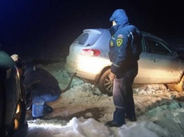 Пять человек на автомобиле застряли в снегу в Крымских горах
