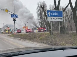 Недалеко от Жулянского моста под Киевом пылает склад, дым до небес. Фото