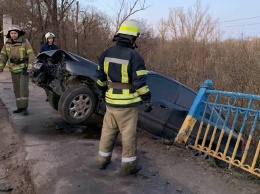 В Кривом Роге иномарка едва не упала с моста: автомобиль вытащили спасатели