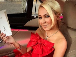Яну Рудковскую обвинили в безвкусице из-за вишневого платья