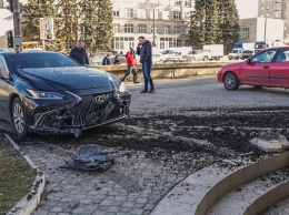 В Днепре произошло ДТП при участии Lexus и Peugeot