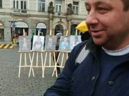 "Они параноики, они больные": россияне пытались сорвать выставку памяти погибших украинцев на Донбассе (ВИДЕО)