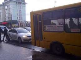 В Ривном несовершеннолетний угнал маршрутку: пассажиров подозревали в соучастии