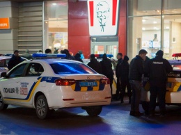 Драка и выстрелы у торгового центра в Днепре: появилось видео