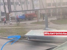 В Мелитополе рухнул рекламный щит на оживленном перекрестке (фото)
