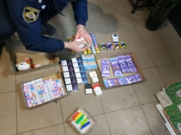 Под Днепром парень хотел ограбить магазин, но не смог выйти из него и ночью поел продукты с полок