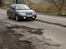 В Украине начали ремонтировать дороги уже в 17 областях (карта)