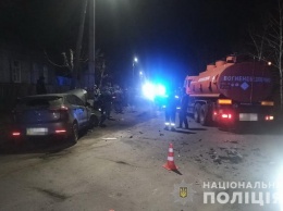 На Луганщине легковушка вылетела на "встречку", где столкнулась с бензовозом, а потом с опорой: трое пострадавших