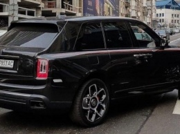 В Украине заметили эксклюзивный лимитированный внедорожник Rolls-Royce