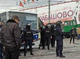 Столкновения на "Барабашово": есть задержанные, пострадало несколько полицейских