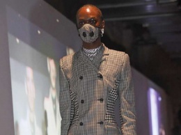 Модели вышли на подиум в масках от коронавируса на Неделе моды в Париже