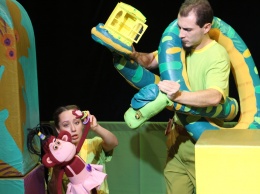 Крымский академический театр кукол представит в Ялте премьерный спектакль по пьесе Григория Остера «38 попугаев»