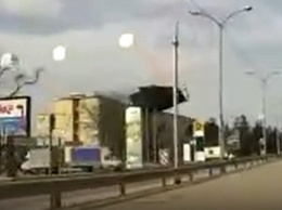 Появилось видео "полета" крыши со здания НИИ в Симферополе, - ВИДЕО