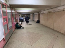Тепло и комфорт: как бездомные «прописались» в харьковской подземке, - ФОТО