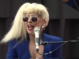 Повелительница светлых сил: Леди Гага в откровенном образе сняла новый клип