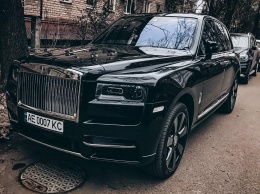 Роскошный внедорожник Rolls-Royce засняли на фоне украинской хрущевки