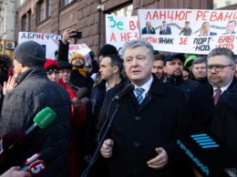 В Киеве участники пикета пытались напасть на народного депутата (видео)