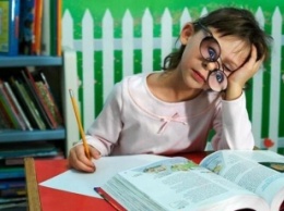 Как делать с ребенком уроки без истерик и слез: психолог дала советы родителям
