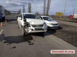 Под Николаевом «Тойота» врезалась в «Фольксваген»