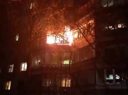 На Днепропетровщине случился пожар на балконе одного из жилых девятиэтажных домов, - ФОТО