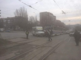 В Запорожье столкнулись трамвай и маршрутка (фото)