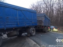 В Харьковской области КамАЗ раздавил легковушку: погибли четыре человека