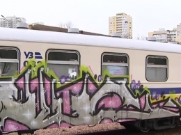 Разрушительное творчество: вандалы разрисовали вагон детской железной дороги