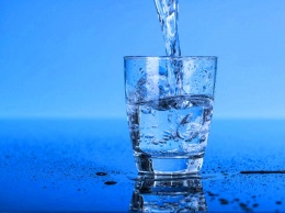 Можно ли разводить кипяченую воду сырой: специалисты развенчали главный миф