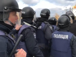 Одессу колотит: сотни человек в камуфляже окружили обладминистрацию - люди нервничают, может быть штурм