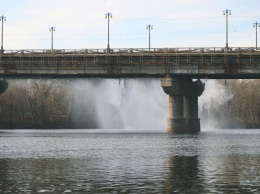 Ниагара на Днепре. В соцсетях публикуют фото и видео столичного моста Патона, истекающего водой и окутанного паром