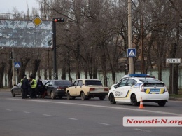 На светофоре в Николаеве столкнулись три автомобиля