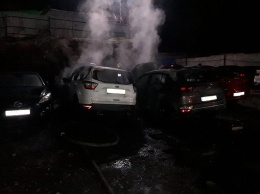 Под Днепром на стоянке сгорели четыре легковых автомобиля, - ФОТО