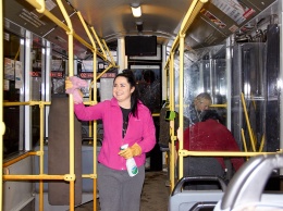 В «Крымтроллейбусе» ежедневно дезинфицируют поручни, сидения, стены и стекла подвижного состава