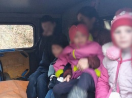 На Буковине у пьяных родителей забрали десятерых неухоженных детей