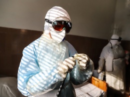 Пассажир с подозрением на коронавирус и медики в противочумных костюмах: в запорожском аэропорту провели учения, - ФОТОРЕПОРТАЖ