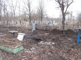 Попаснянам помогут восстановить памятники, поврежденные в результате обстрела кладбища