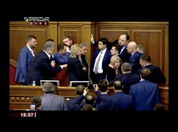 Порошенко и Зеленский несколько минут разговаривали в президиуме Рады