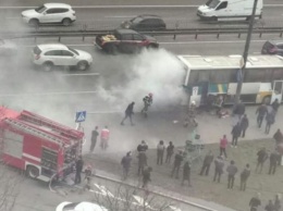В Киеве на ходу вспыхнул автобус: подробности, фото