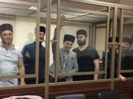 В России фигурантов дела "Хизб ут-Тахрир" привели в суд без воды, с температурой и куском хлеба