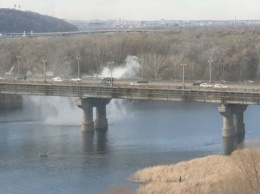 Коммунальщики починили мост Патона, откуда в Днепр стекал водопад из кипятка