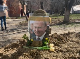 В одном из херсонских дворов... «похоронили» Путина