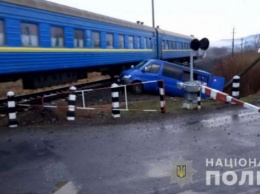 ДТП в Закарпатье: микроавтобус с пассажирами столкнулся с поездом, есть пострадавшие