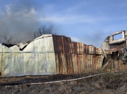 На Луганщине спасатели 8 часов тушили пожар на складе-ангаре с подсолнечником. ВИДЕО
